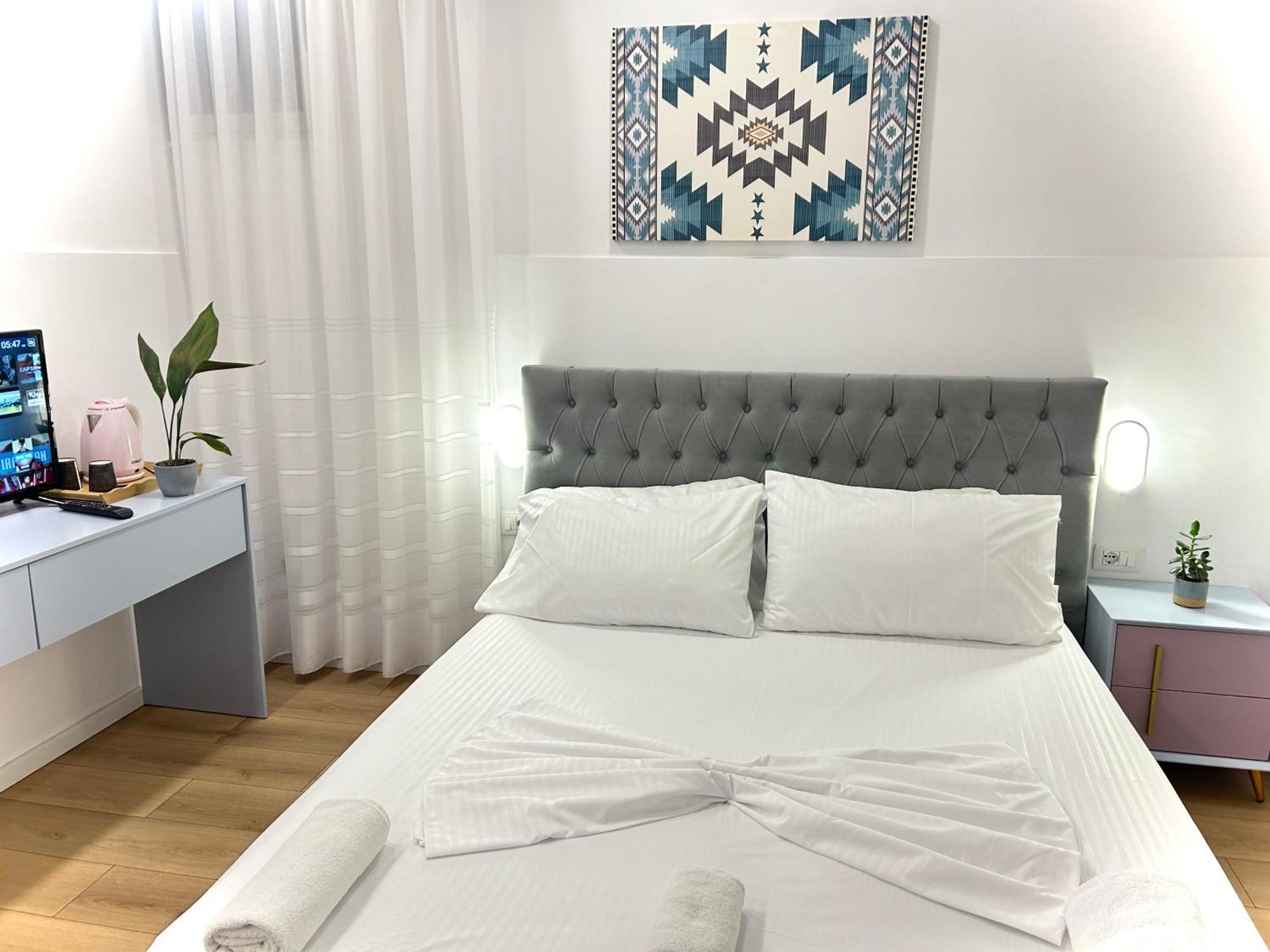Square 3* Тирана