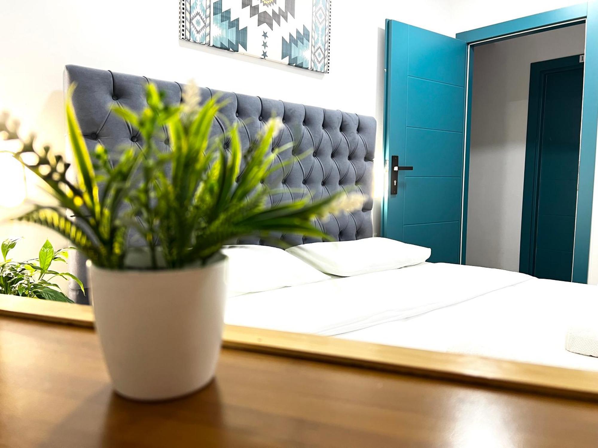 Square 3* Тирана